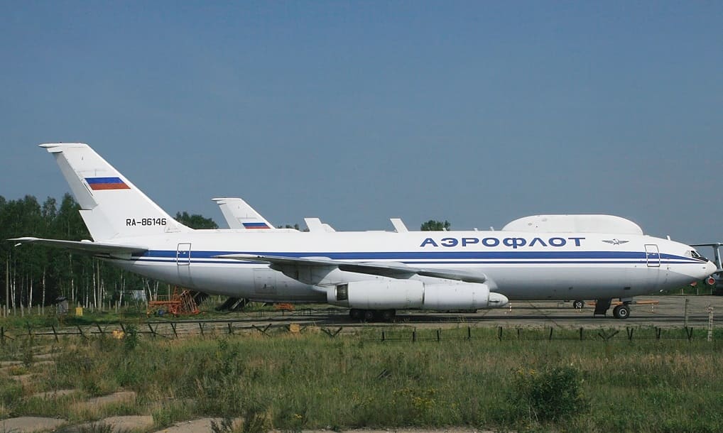 Самолет Ил-80, установка антенны, авиация СССР